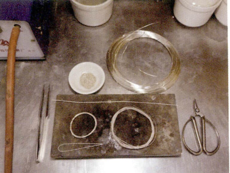 1. Preparation tools and materials: tweezers, scissors, solder, soldering gun, soldering bricks, pure silver 999 wire.