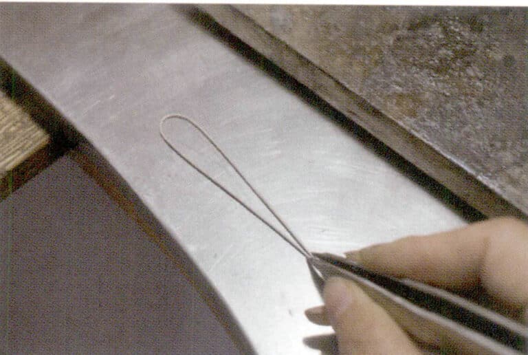 5. Complete the shaping of the water droplet-shaped frame.