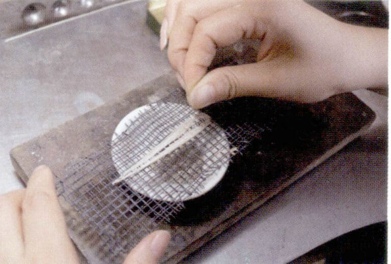 12. Evenly sprinkle the welding flux.