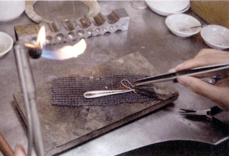 16. Welding ear hooks.