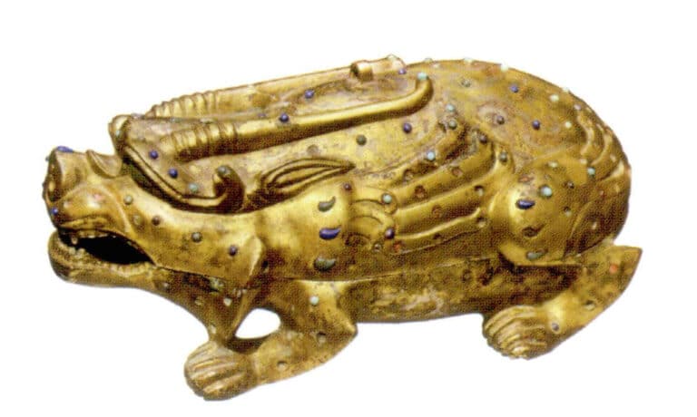 [Astuccio in pietra da inchiostro con bestia intarsiata e dorata