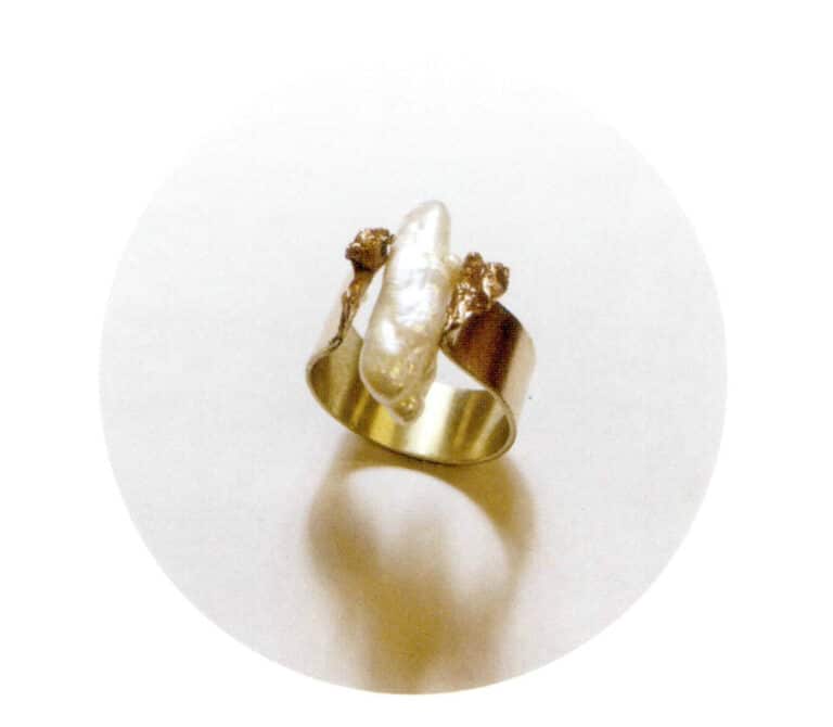 Xiebai, libertà liquida, anello, ottone, perle barocche, tecnica di accartocciamento