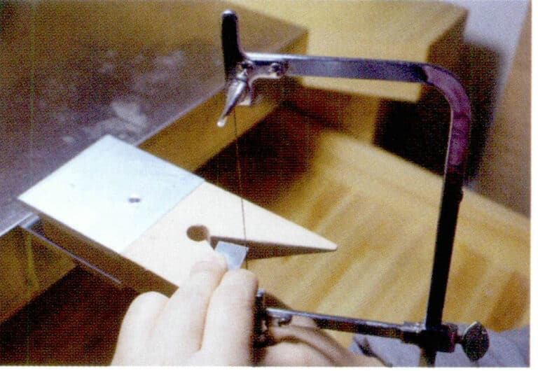 ① Когда держите рукоятку пилы, держите ее расслабленной и не напрягайте тело. Общее направление пилы должно быть вниз, но оно может быть изменено в зависимости от личных привычек; также правильно держать пилу сверху.