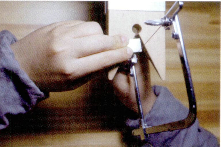 ② При пилении вверх и вниз пильный диск и металлическая режущая поверхность должны располагаться как можно более вертикально под углом 90°. Если необходимо распилить под особым углом, угол можно отрегулировать.