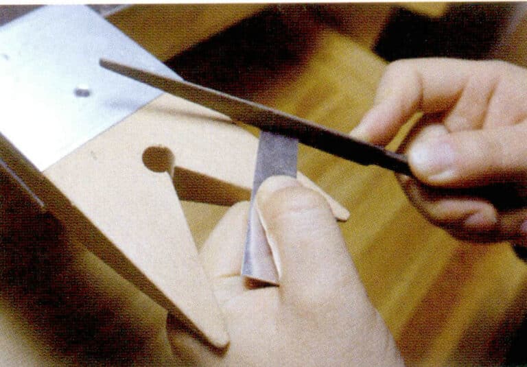 ② При использовании напильника старайтесь держать его ровно, особенно при опиливании по прямой линии; для получения ровного сечения напильник и опиливаемая поверхность должны оставаться горизонтальными.