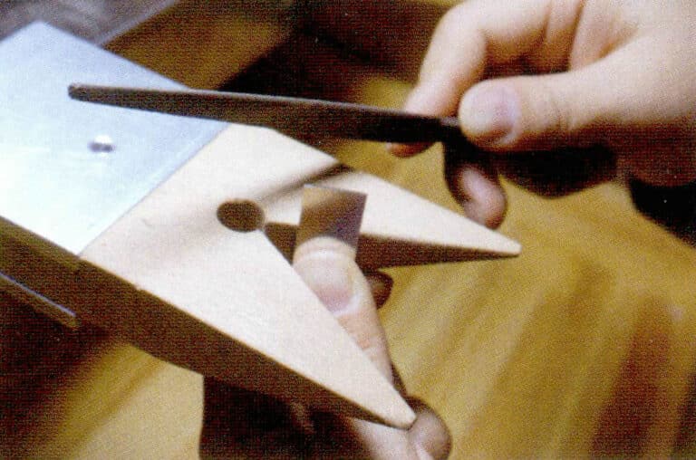 ③ При опиливании всегда продвигайте напильник вперед в одном направлении, а при оттягивании слегка приподнимайте его от предмета. Не нужно отводить напильник назад; движение напильника вперед-назад не обеспечит гладкую поверхность. Более грубым напильником можно быстро придать объекту нужную форму, а затем перейти к более тонкому напильнику для корректировки, что сэкономит время и силы.