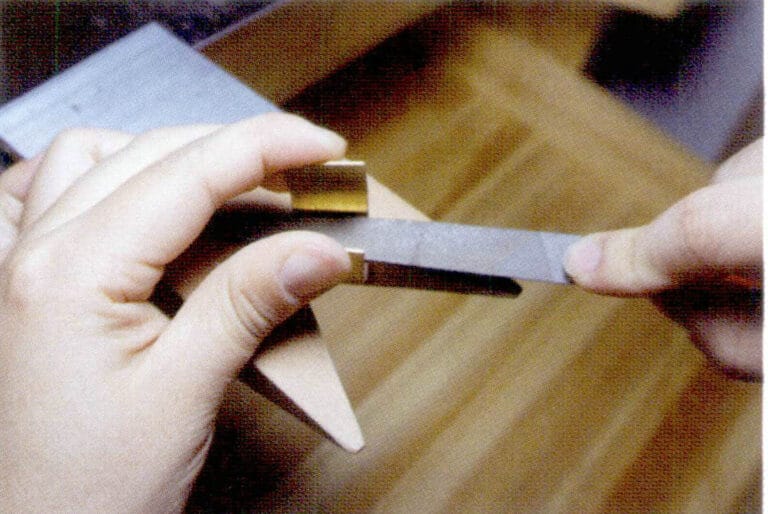 ④ Полукруглый напильник можно использовать для обработки изогнутых металлических деталей.