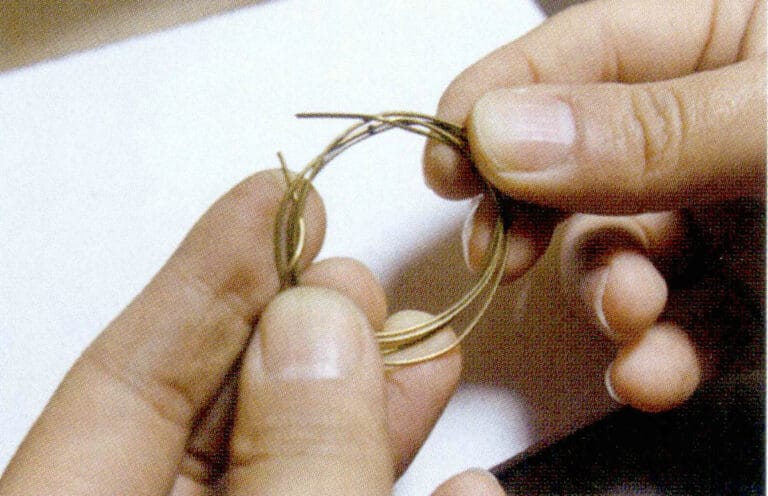 ① Свободные металлические провода могут расплавиться при отжиге, поэтому их следует предварительно связать в пучок.