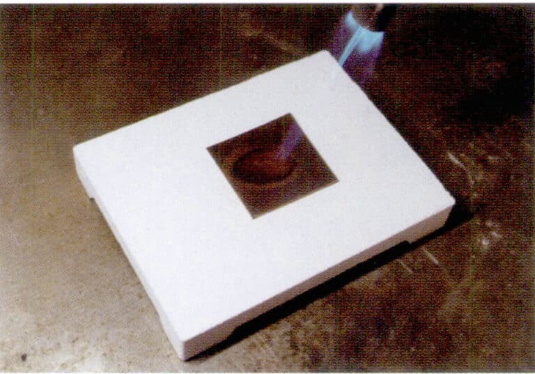 ① Положите медный лист на огнеупорный кирпич и нагрейте его горелкой, регулируя размер пламени в зависимости от площади металлического листа.