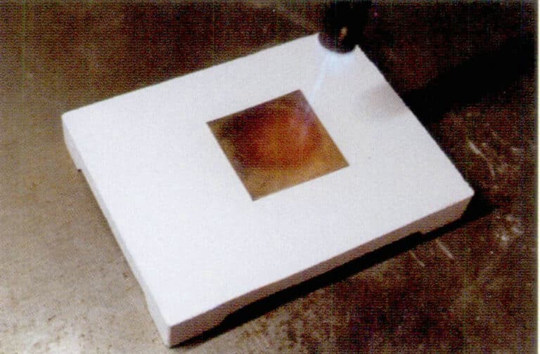 ② Погасите пламя, когда медный лист станет темно-розовым, и приступайте к закалке.