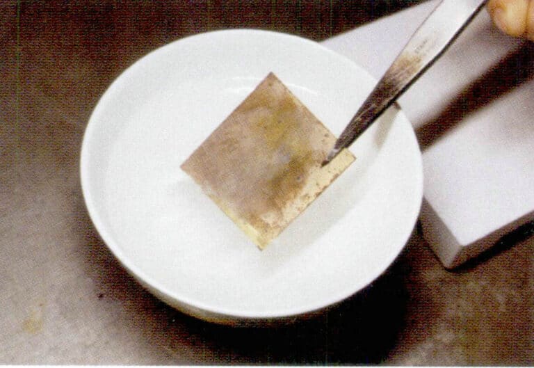 ③ Если вы отжигаете лист серебра, подождите несколько секунд перед закалкой.