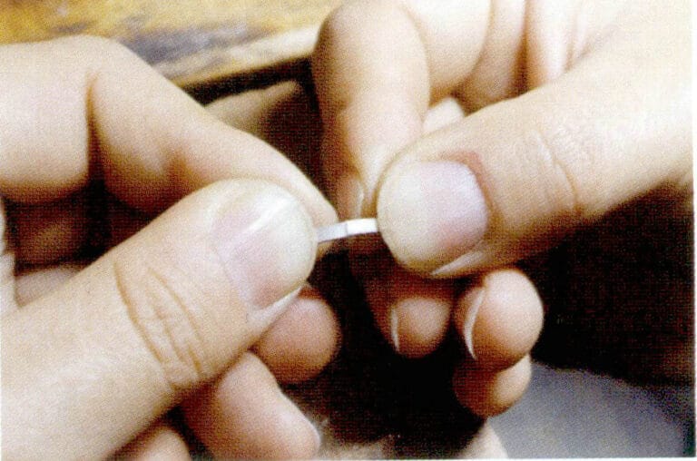 Очистительные работы: Перед сваркой поверхность металла должна быть чистой, без окислов и масляных пятен. В противном случае это повлияет на эффект сварки; два свариваемых объекта должны быть максимально плотно подогнаны друг к другу без зазоров. Если зазор слишком велик, это может привести к тому, что припой во время сварки будет вытекать в одну сторону, что приведет к неудовлетворительному эффекту сварки