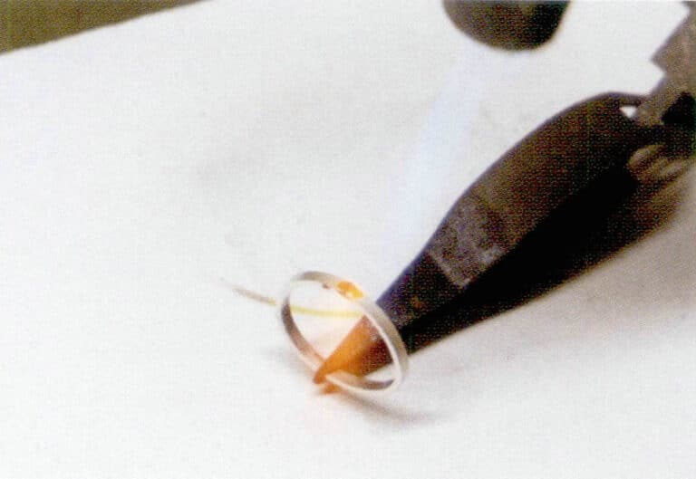 (3) Общий нагрев: Сначала используйте пламя среднего размера для нагрева всего металлического корпуса, затем зафиксируйте пламя вокруг сварного шва для нагрева. Обращайте внимание на цвет металла и состояние плавления припоя.