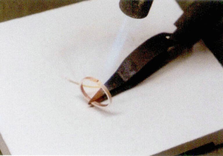 Общий нагрев: Сначала используйте пламя среднего размера для нагрева всего металлического корпуса, затем зафиксируйте пламя вокруг сварного шва для нагрева. Обращайте внимание на цвет металла и состояние плавления припоя.