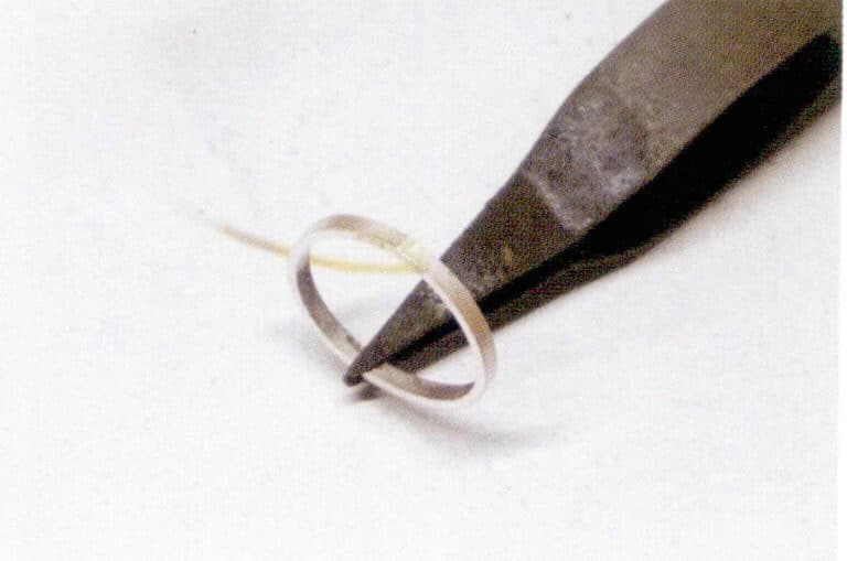 (5) Осмотр сварного шва: После сварки можно либо дать металлу остыть самостоятельно, либо охладить его в воде, затем выполнить травление, после чего можно более четко определить, надежен ли сварной шов. При наличии зазоров или признаков ложной сварки требуется дополнительная сварка.