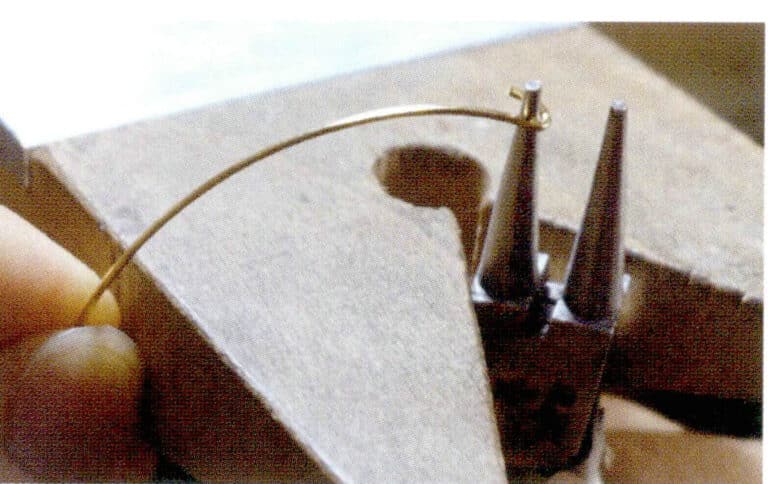 1. Отрежьте кусок металлической проволоки и согните один конец круглогубцами