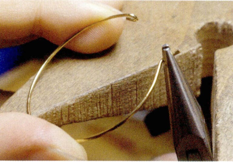 2. С помощью игольчатых плоскогубцев согните другой конец металлической проволоки вертикально вверх на 5 мм.