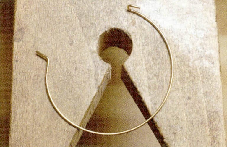 3. Два конца металлической проволоки показаны на рисунке, и эта конструкция позволяет двум концам свободно открываться и закрываться.