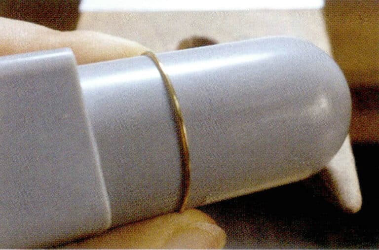 4. Используйте цилиндрический предмет, чтобы придать металлической проволоке идеальную окружность