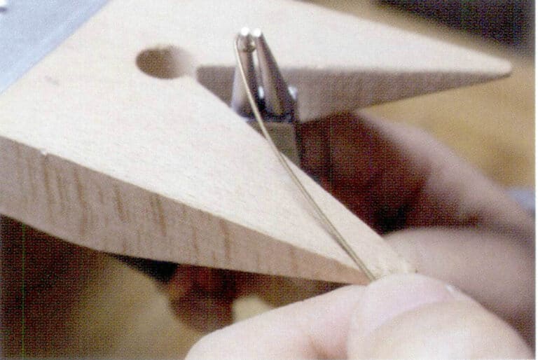 1. Отрежьте подходящую длину металлической проволоки и сделайте небольшую петлю на одном конце с помощью круглогубцев.