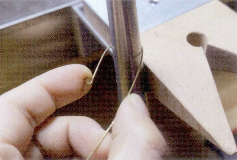 2. С помощью круглого стержня согните металлическую проволоку в U-образную форму