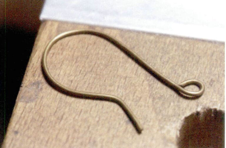 4. Крючок для уха завершен.