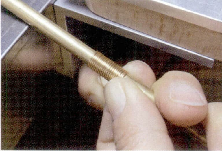 1. Оберните металлическую проволоку вокруг цилиндрического стержня для намотки, затягивая его.