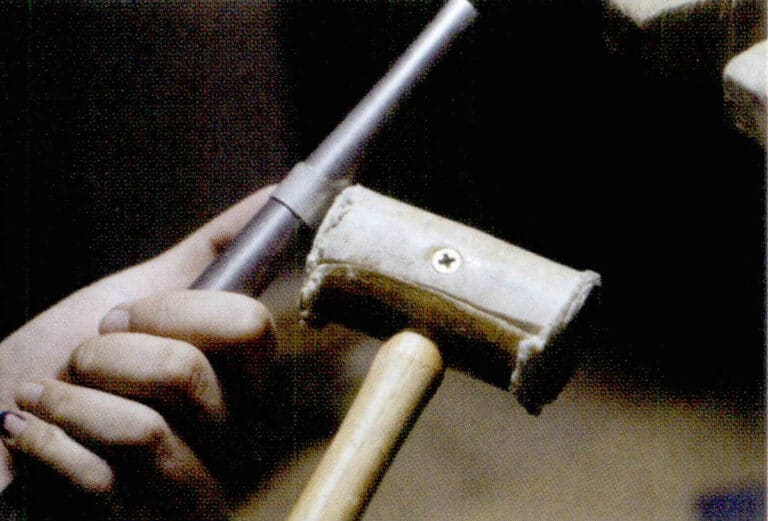 4. С помощью оправки для колец и деревянного молотка придайте металлическому кольцу нужную форму.