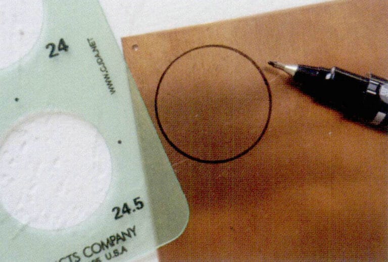 1. С помощью измерительной линейки нарисуйте на металлическом листе идеальный круг