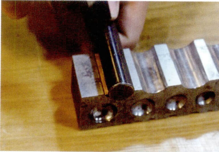 1. Поместите разрезанный металлический лист в паз и выберите соответствующий пуансон, чтобы положить его горизонтально на металлический лист.