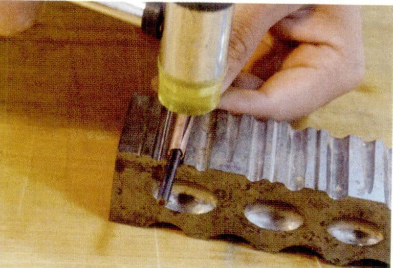 4. С помощью резиновой киянки отрегулируйте кривизну металлической трубы