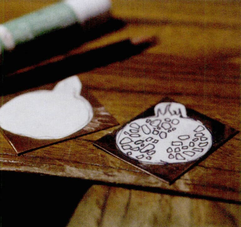 1. Design transfer: After designing the pattern, we need to transfer it onto the metal; for flatter metal pieces, we generally use tracing paper to draw or directly draw the pattern and then stick it onto the metal piece with paste.