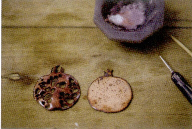 8. Different colors of enamel can be added and fired multiple times according to the color of the pomegranate.