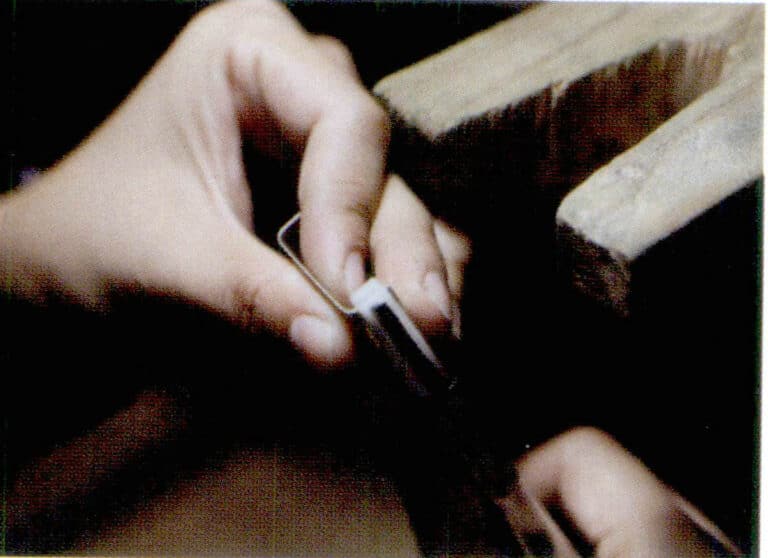 1. Use flat-nose pliers to symmetrically bend the metal sheet at both ends 90°Bend.