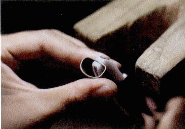 2. Bend both ends into a closed semicircle.