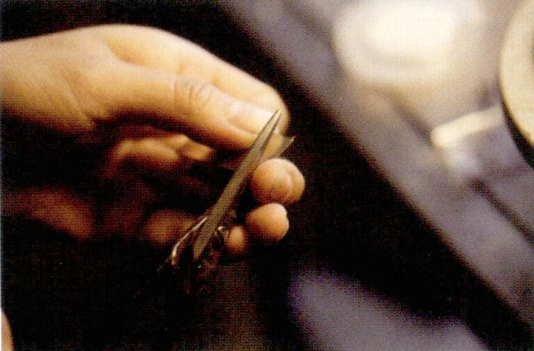 4. Cut a suitable amount of soldering flux and place it on the welded part.