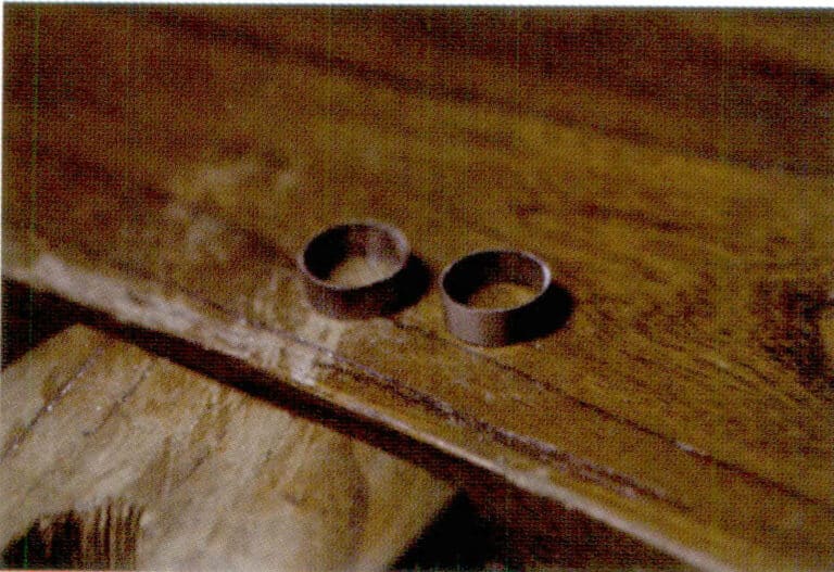 3. Cut the metal ring evenly to prepare for making a pair of symmetrical earrings.