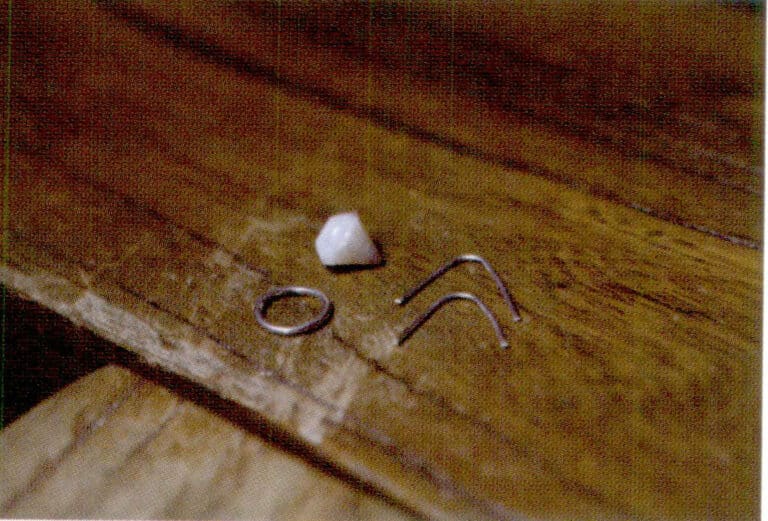 1. Measure the corresponding U-shaped structure length of the claw setting base according to the size of the diamond-shaped pearl; a 0.8 mm diameter metal wire can be used to make the U-shaped structure, and a 1 mm diameter metal wire can be used to make a ring.