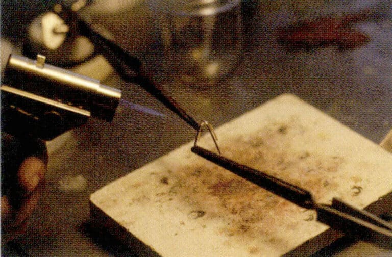 1. First, weld the two U-shaped metal wires.