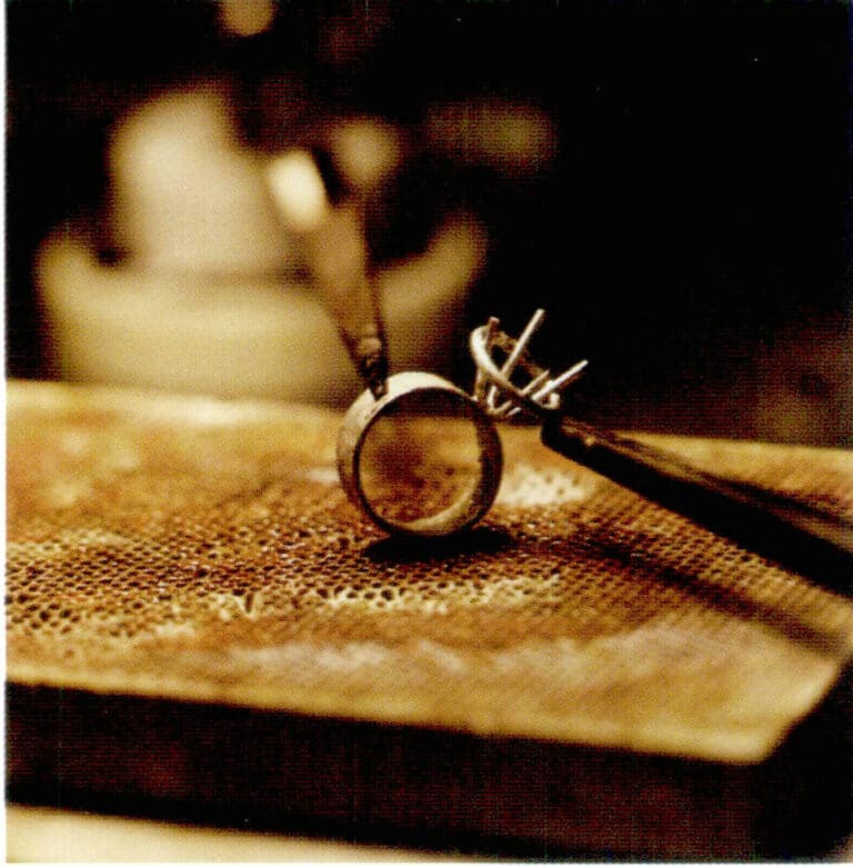 3. Finally, the finished claw setting will be welded to the ring, and the ear pin will be welded to the back side of the ring.