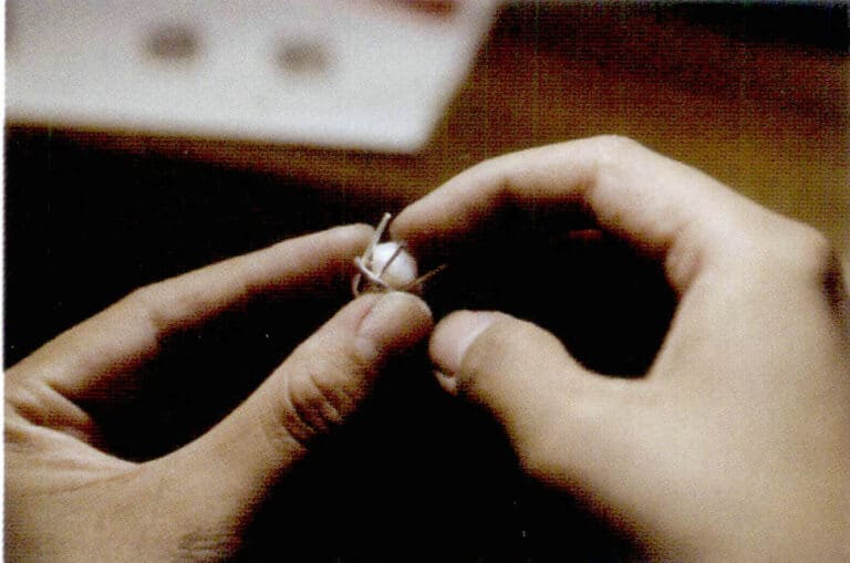 1. The metal setting is pickled, polished, and securely installed with diamond-shaped pearls.