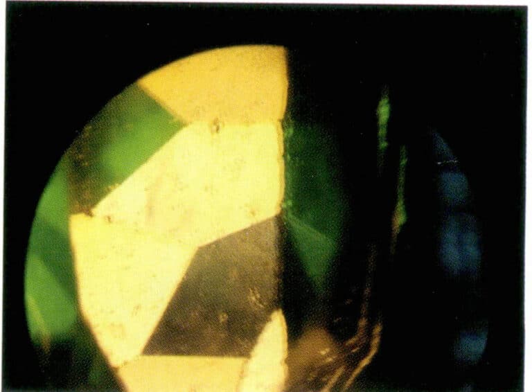 Figure 1-53 Faceted double refraction of olivine 6. Dispersion of gemstone minerals