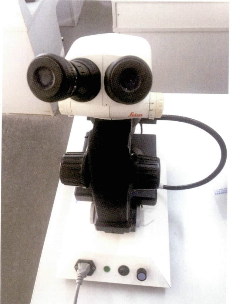 الشكل 2 - 2 مجهر الأحجار الكريمة (عمودي)