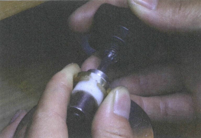 Figura 7-9 Fixação do metal