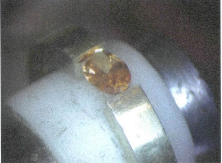 Figura 7-13 Pedra preciosa fixada na ranhura de um lado