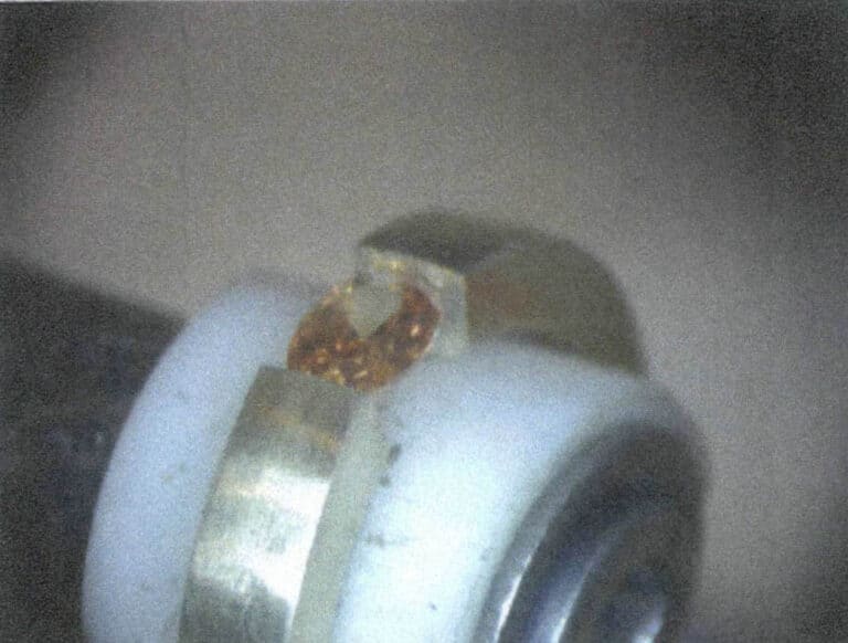 Figura 7-14 Pedra preciosa fixada na ranhura em ambos os lados