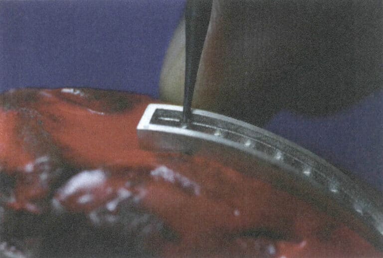 Figura 8-6 Abertura de fendas com uma broca de roda