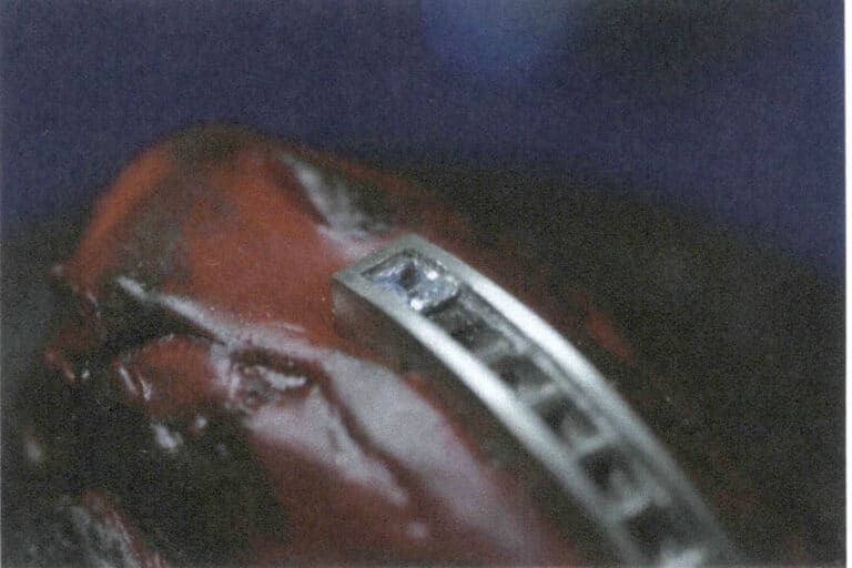 Figura 8-10 A gema está totalmente inserida na ranhura