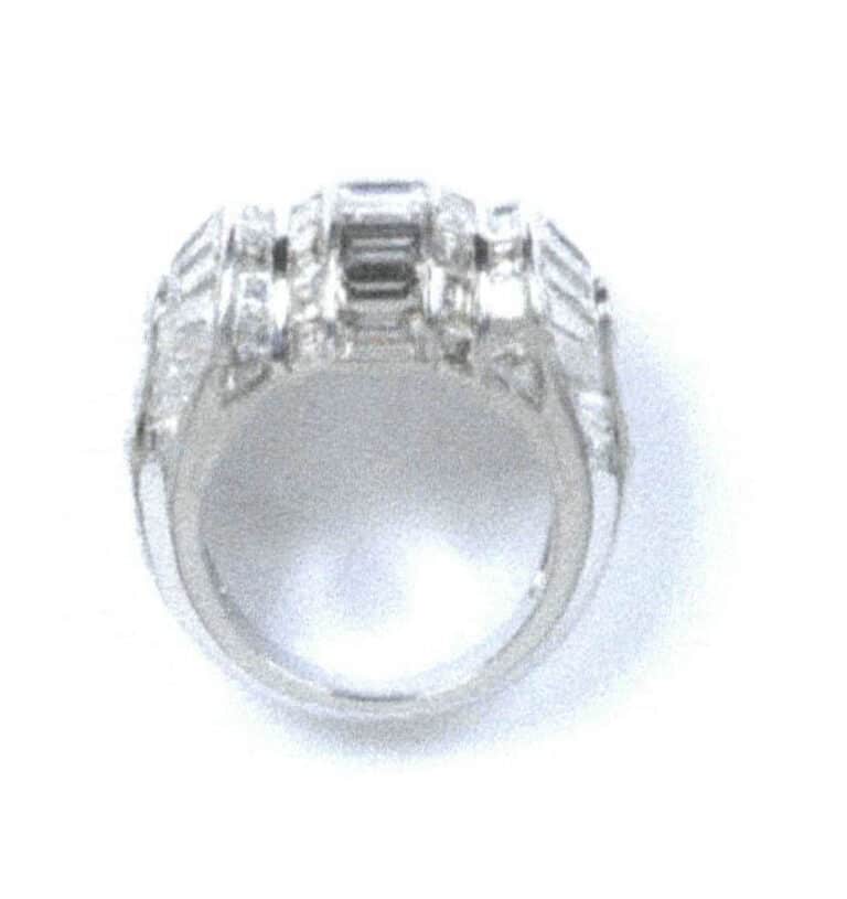 Figura 8-28 Anel de diamantes com engaste em canal (Coleção do Museu V&A)