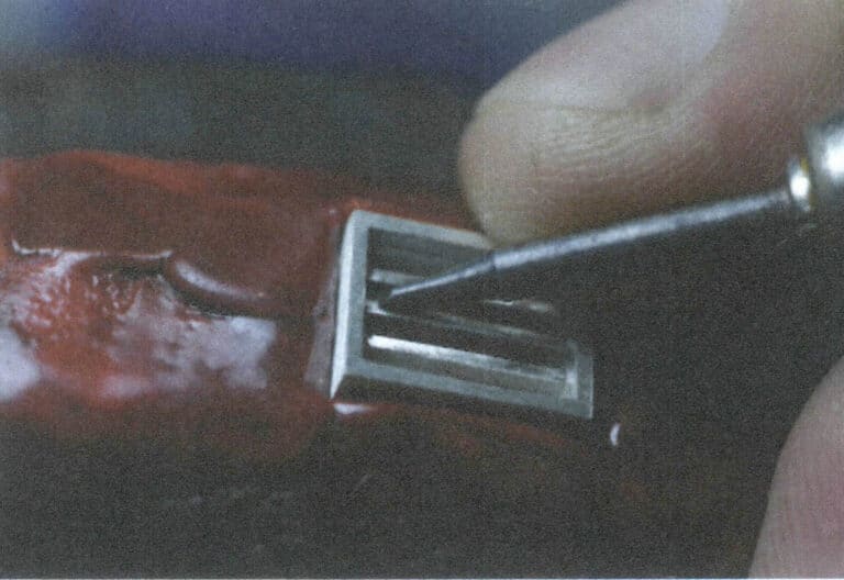 Figura 9-8 Utilização de um gravador de cabeça plana para criar uma ranhura